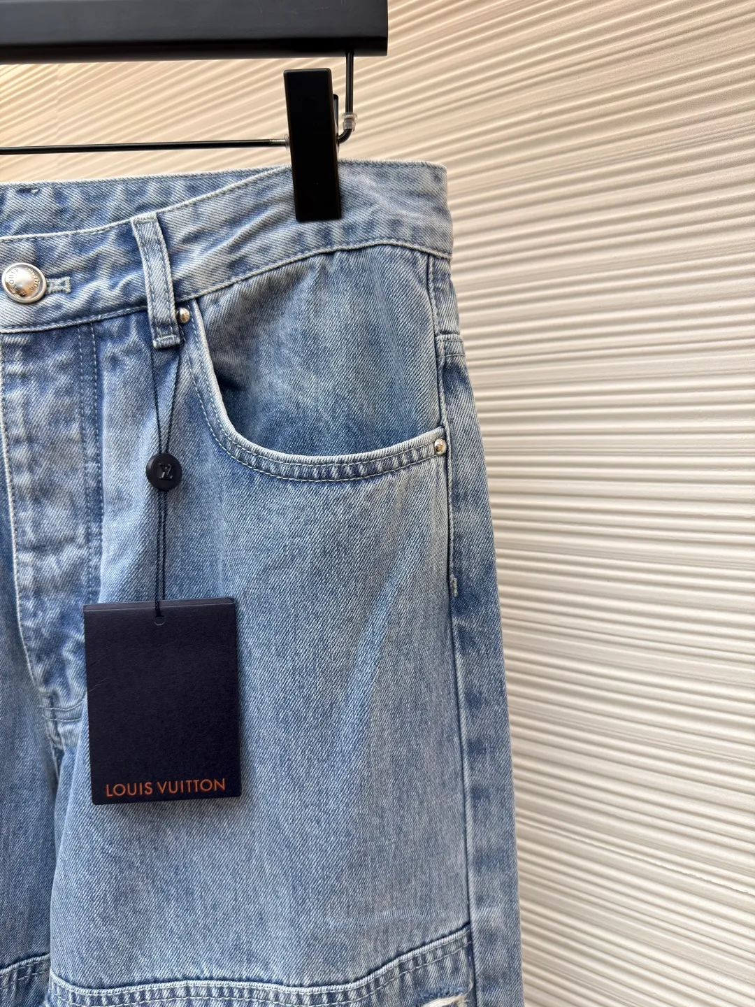 LOUIS VUITTON washed ripped jeans ●Authentic product: Purchased and developed at 17700 ●Item number: 1680603-B45 ●Material: pure cotton premium denim ●Technology: laser burning ●Version: fitted version ●Weight: about 885 grams ●Size: 30-32-34-36 ●Description: This destroyed detail is really cool. This washed denim truck elevates a classic silhouette with contrasting Monogram detailing front and rear, crafted with an edgy tear effect. This mid-season piece is effortlessly layered and can be worn with matching accessories for an on-trend look.
